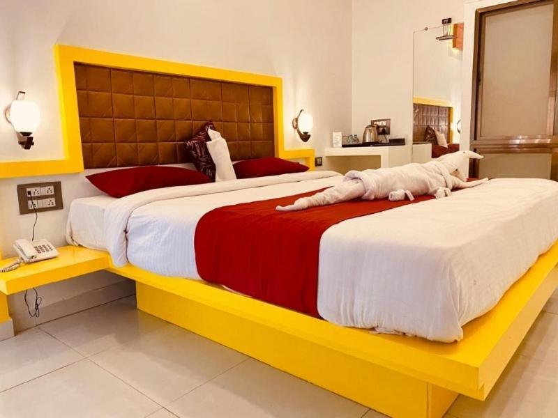 Hollywood Palace Resort Panchgani Extérieur photo