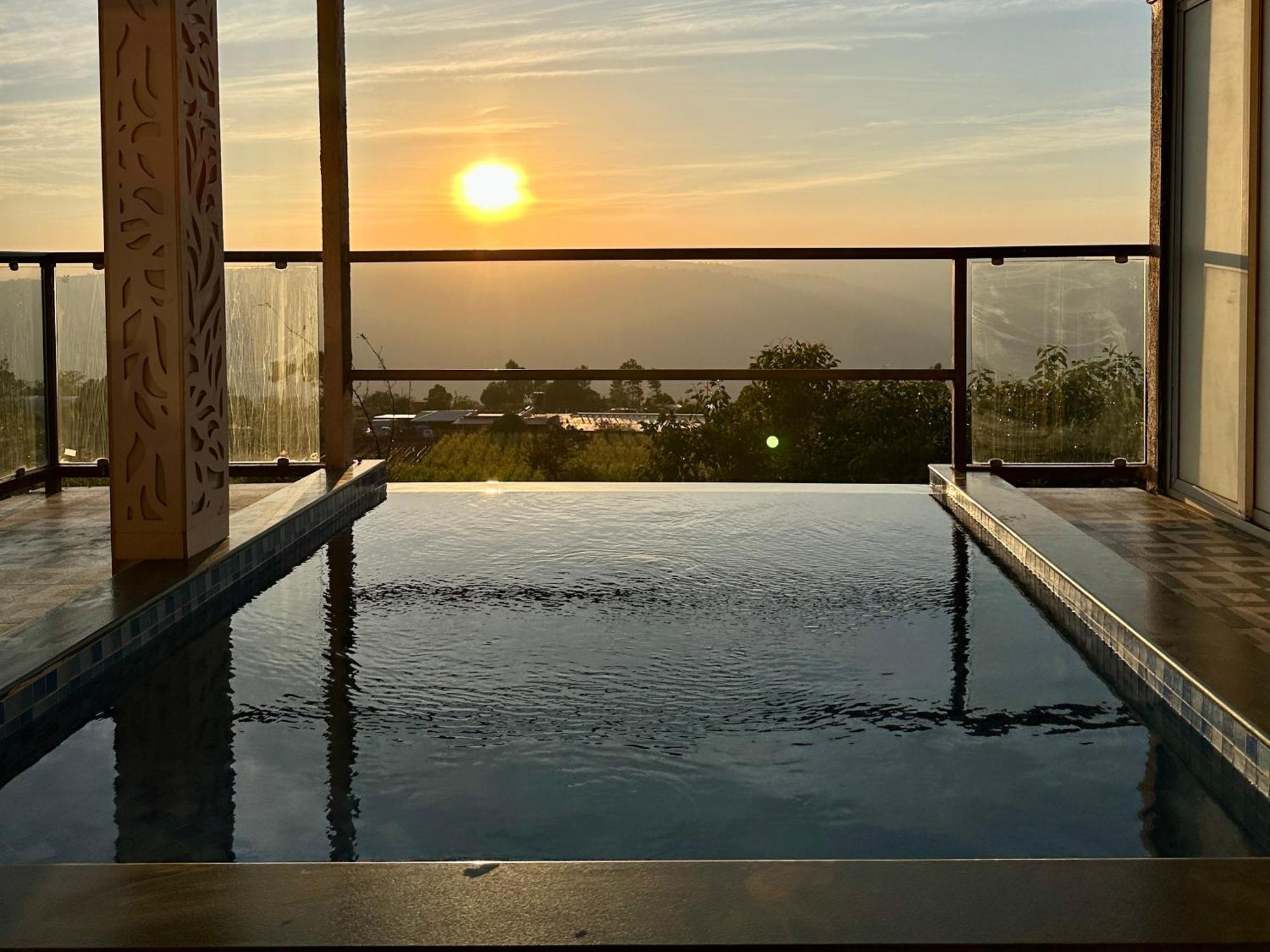 Hollywood Palace Resort Panchgani Extérieur photo