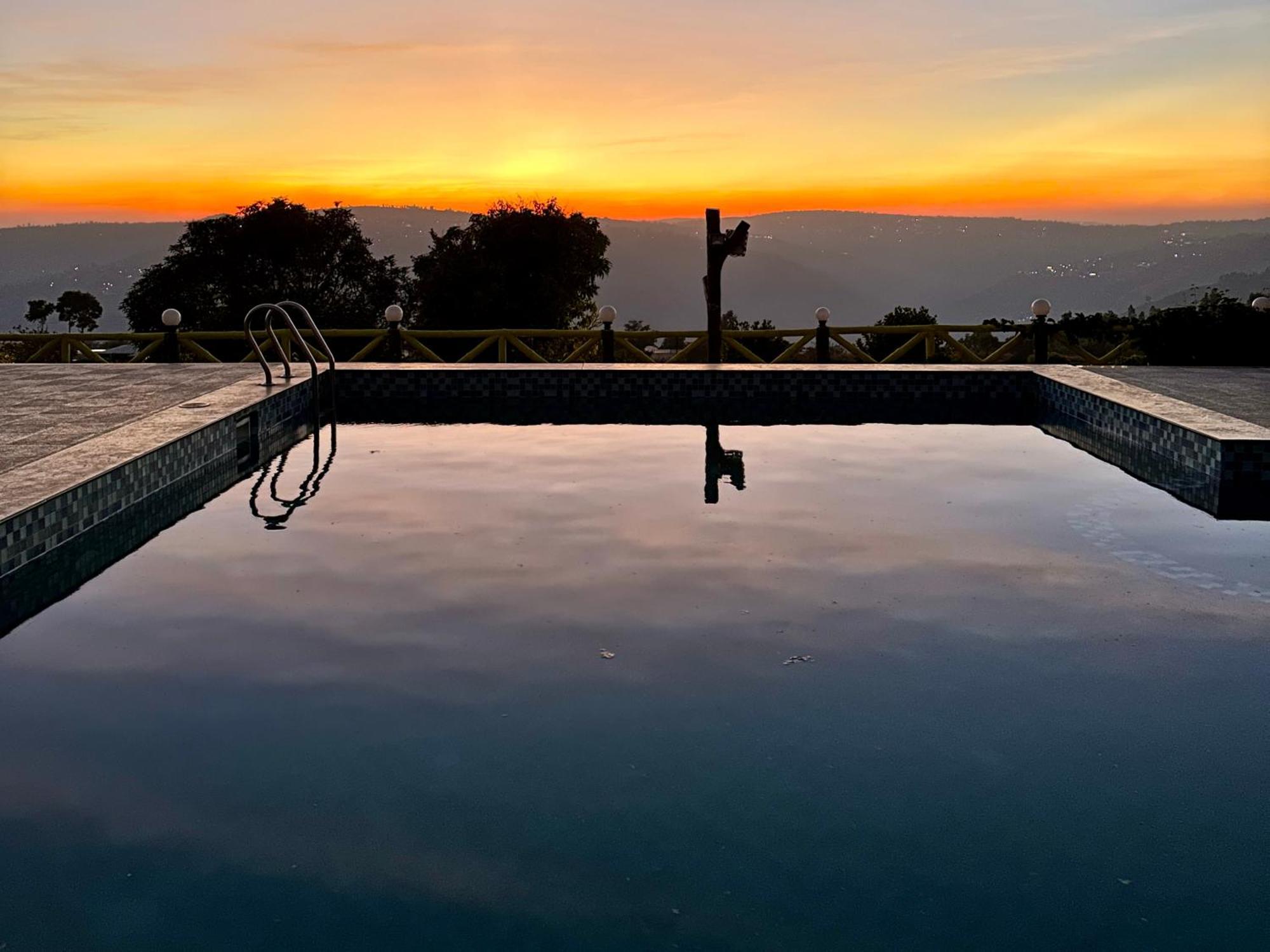 Hollywood Palace Resort Panchgani Extérieur photo